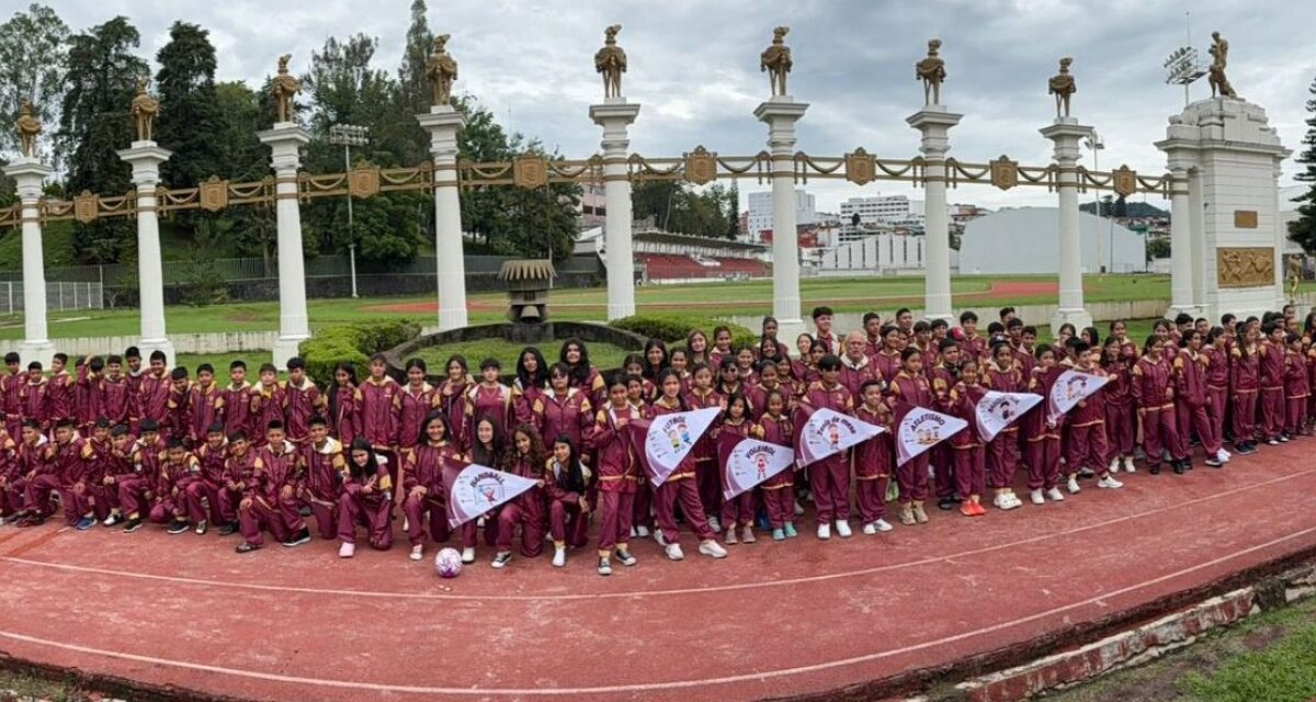 Abanderan a delegación que participará en Juegos Deportivos Nacionales Escolares
