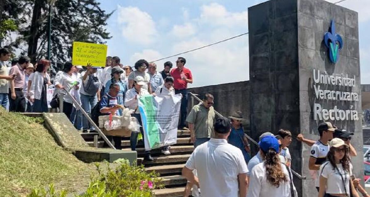 Con manifestación en rectoría, universitarios rechazan ‘prórroga’ del rector de la UV y exigen se publique convocatoria