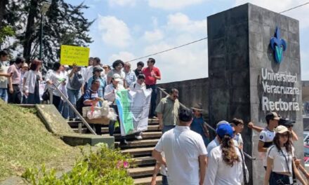 Con manifestación en rectoría, universitarios rechazan ‘prórroga’ del rector de la UV y exigen se publique convocatoria