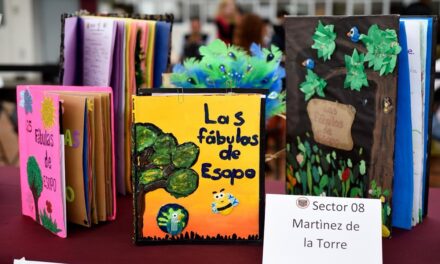 Expone SEV libros artesanales elaborados por estudiantes de primaria
