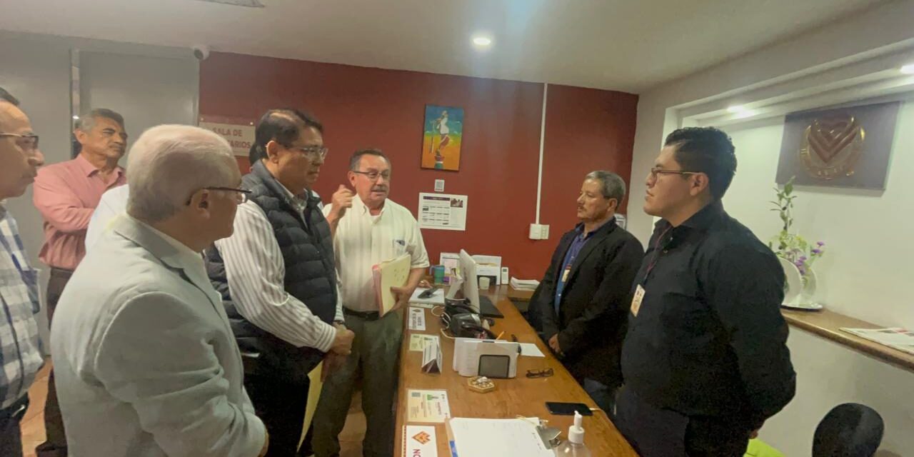 Nuevamente se manifiestan en SEV maestros ante adeudos de recursos de tiendas escolares