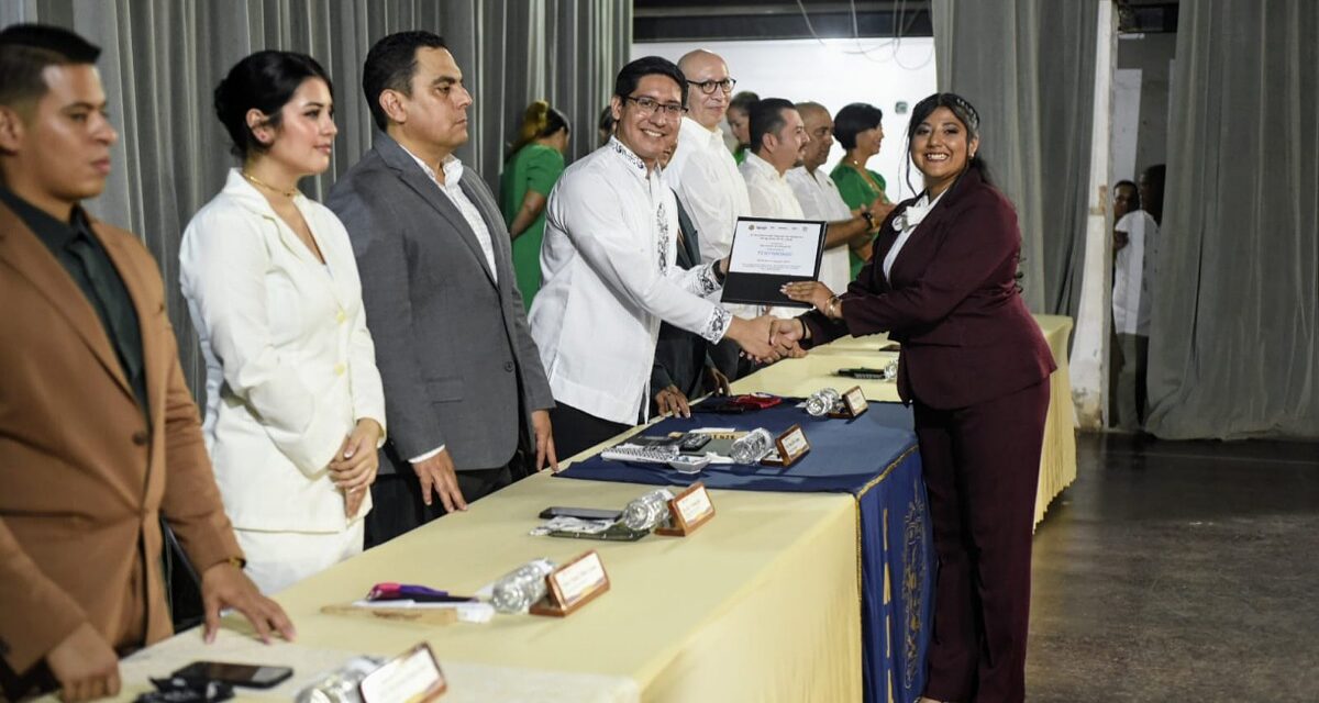 Entregan Testimonios a 67 egresados de la Escuela Normal Juan Enríquez