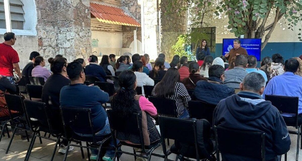 Algunos directivos buscan control total de aportaciones escolares, padres de familia vigilan aplicación