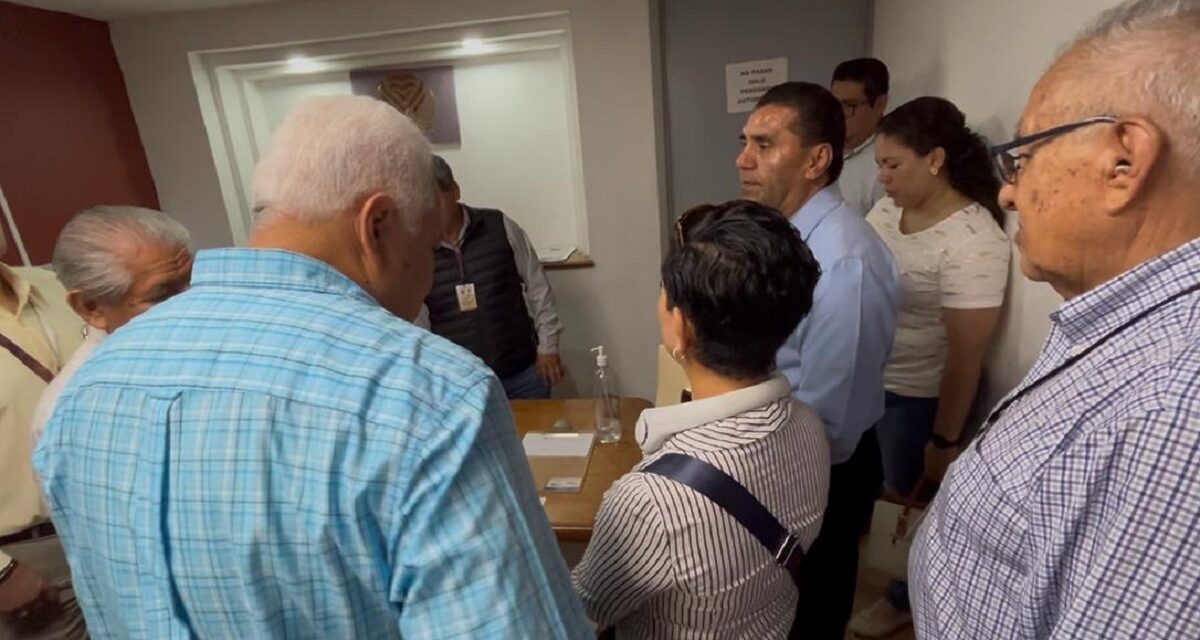 Exigen maestros pago de recursos de tiendas escolares, se manifiestan en oficina de secretaria en SEV