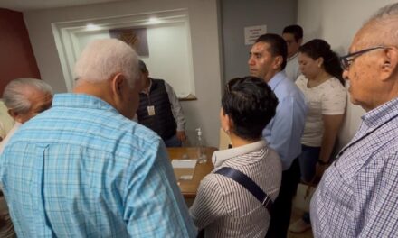 Exigen maestros pago de recursos de tiendas escolares, se manifiestan en oficina de secretaria en SEV