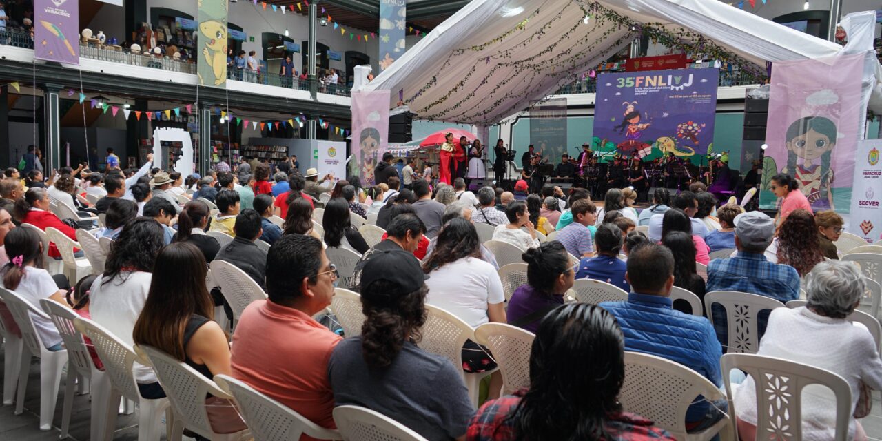 Inicia la semana en la 35ª FNLIyJ del Colegio Preparatorio de Xalapa