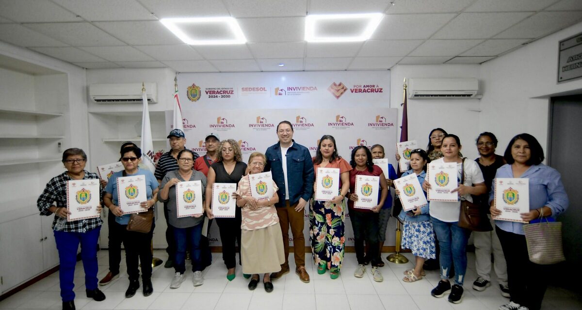 Gobierno de Veracruz otorga certeza jurídica, con escrituras, a 110 familias