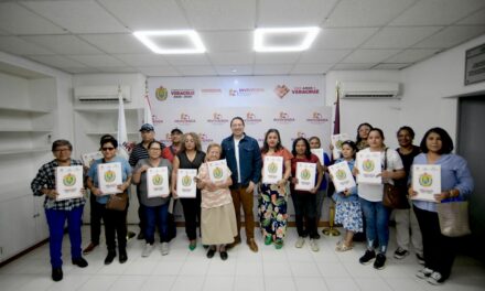 Gobierno de Veracruz otorga certeza jurídica, con escrituras, a 110 familias
