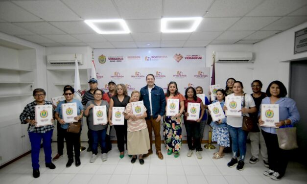 Gobierno de Veracruz otorga certeza jurídica, con escrituras, a 110 familias