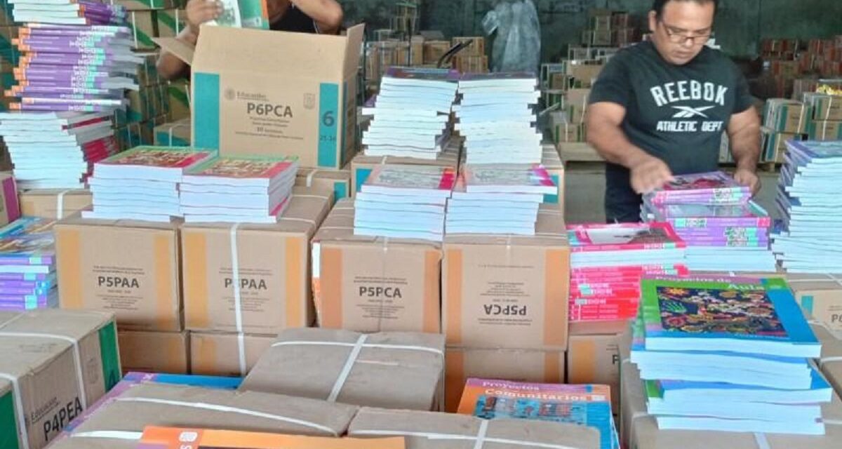 Todos los libros de texto gratuitos están las escuelas, así como más de 10 mil pupitres