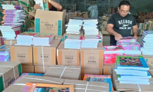 Todos los libros de texto gratuitos están las escuelas, así como más de 10 mil pupitres