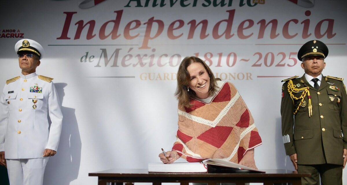Gobernadora Rocío Nahle encabeza guardia de honor y depósito de ofrenda floral en el marco del 215 Aniversario de la Independencia de México