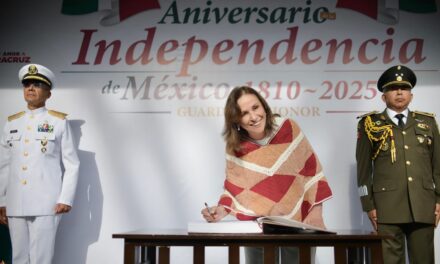 Gobernadora Rocío Nahle encabeza guardia de honor y depósito de ofrenda floral en el marco del 215 Aniversario de la Independencia de México