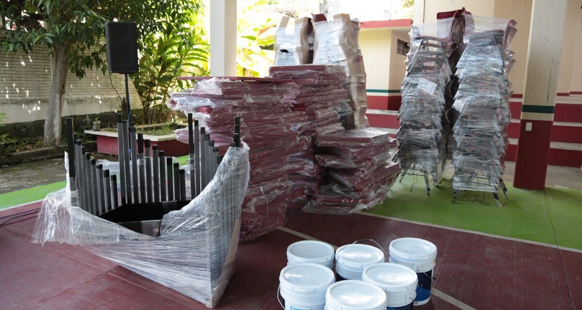 SEV equipa 12 escuelas en Papantla y entrega 250 lentes a estudiantes