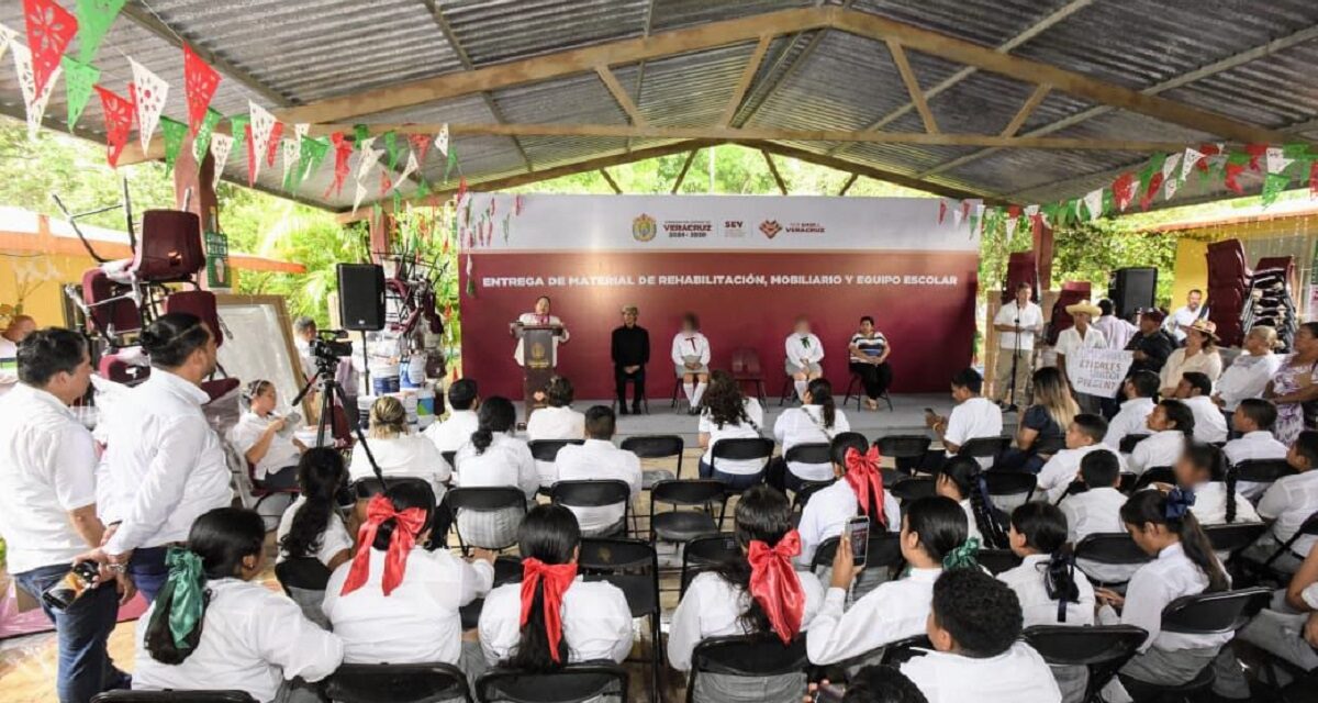 SEV entrega mobiliario y equipo escolar en Tlalixcoyan e Ignacio de la Llave