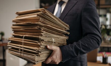 Burocracia sobrevive insatisfecha y muy lejos de lealtades políticas. Se sobrevive, pero no se vive