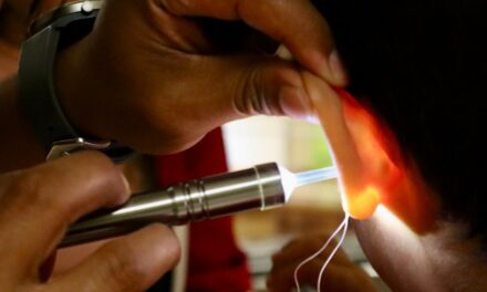 Personas con discapacidad auditiva reciben apoyo gratuito a través del DIF Estatal