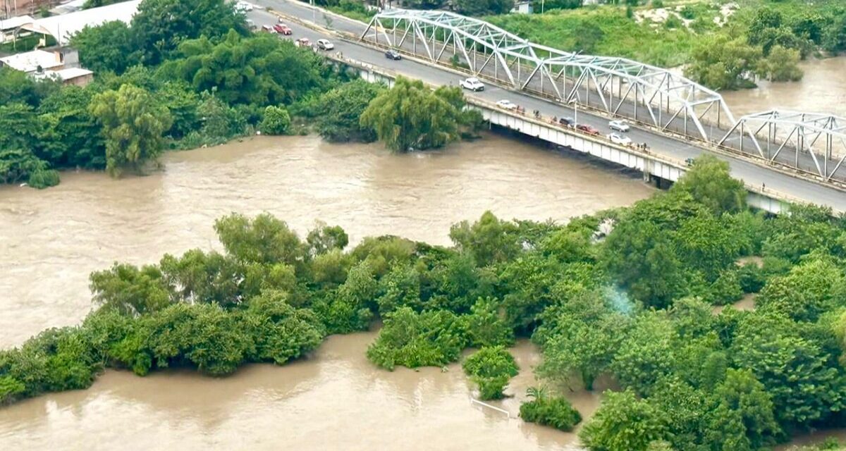Despliegue de atención inmediata en zonas afectadas por el desbordamiento del río Cazones