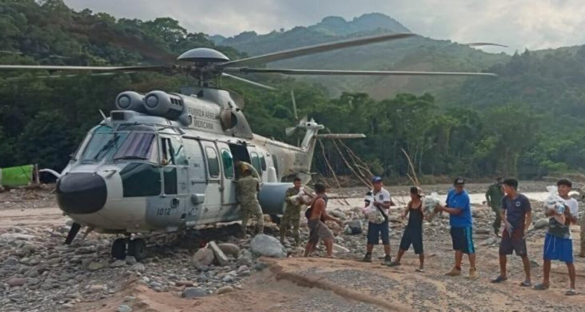 Con 20 aeronaves reparten víviveres a población de zonas incomunicadas en el norte de Veracruz