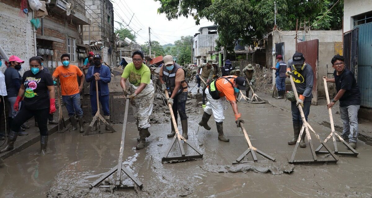 Más de mil 300 trabajadores de la SEV ayudan a familias afectadas en Poza Rica