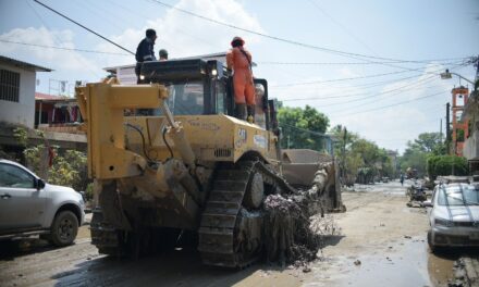 Gobierno y sector privado suman maquinaria para rehabilitar caminos en la zona norte