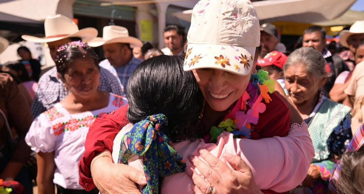 Rocío Nahle lleva apoyos alimentarios a Texcatepec; garantiza reapertura de caminos y recuperación de cultivos