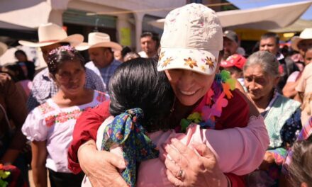 Rocío Nahle lleva apoyos alimentarios a Texcatepec; garantiza reapertura de caminos y recuperación de cultivos