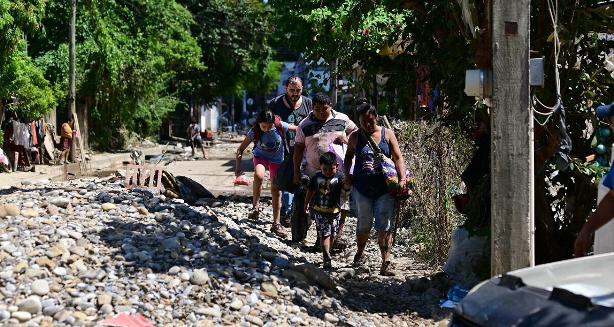 Aun incomunicado Ilamatlán, mantienen puente aéreo y continúan trabajos de limpieza en norte de Veracruz