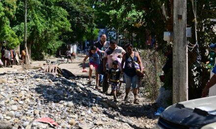 Aun incomunicado Ilamatlán, mantienen puente aéreo y continúan trabajos de limpieza en norte de Veracruz