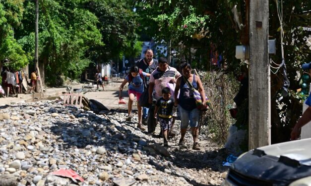 Aun incomunicado Ilamatlán, mantienen puente aéreo y continúan trabajos de limpieza en norte de Veracruz
