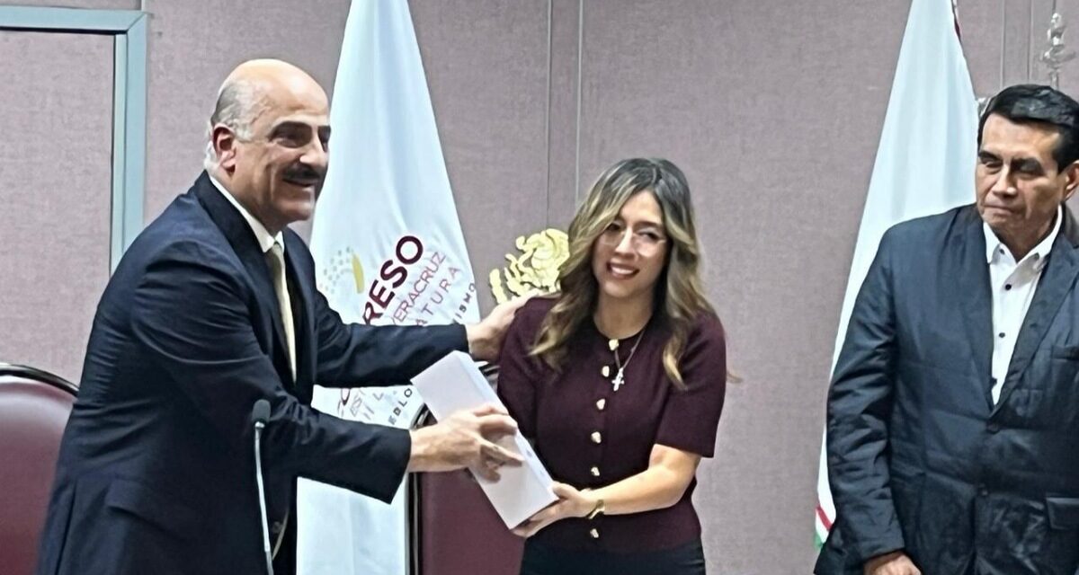 Entrega Ricardo Ahued primer Informe de Rocío Nahle al Congreso del Estado