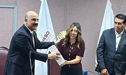 Entrega Ricardo Ahued primer Informe de Rocío Nahle al Congreso del Estado