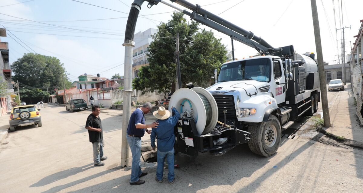 SIOP y CAEV refuerzan operativo para restablecer el drenaje en Poza Rica