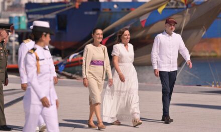 Presidenta y Gobernadora reciben al Cuauhtémoc y honran a cadetes fallecidos