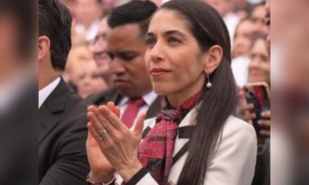 En atropellada entrevista, Fiscal evade responder si continuará en el cargo o renunciará