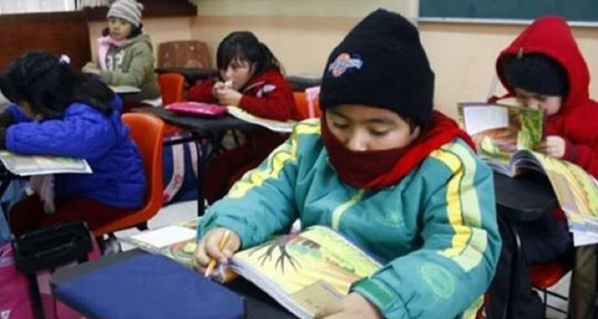 Ajustes de horarios escolares en zonas de frío y permitir ropa abrigadora sobre el uniforme: Padres de Familia