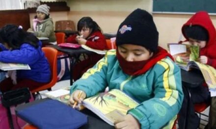 Ajustes de horarios escolares en zonas de frío y permitir ropa abrigadora sobre el uniforme: Padres de Familia