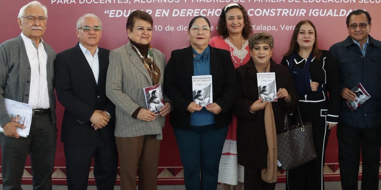 Entrega SEV cartillas de los Derechos de las Mujeres, en secundaria de Xalapa