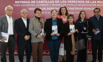 Entrega SEV cartillas de los Derechos de las Mujeres, en secundaria de Xalapa
