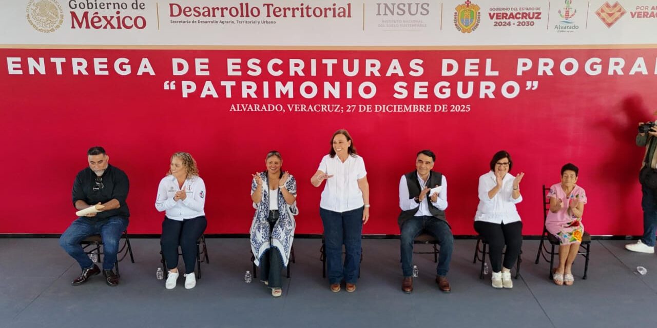 Entrega Rocío Nahle 336 escrituras del programa Patrimonio Seguro en Alvarado