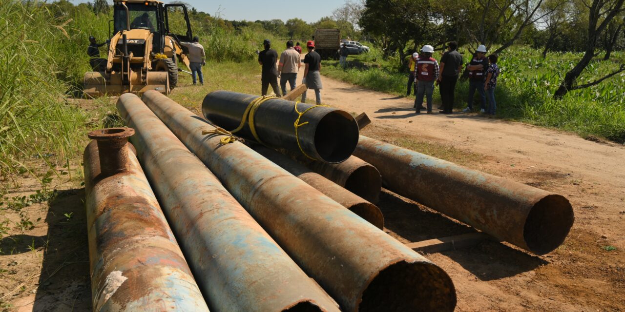 Cumple Pedro Miguel Rosaldo compromiso con entrega de tubería en la colonia Catemaco