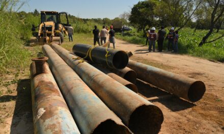 Cumple Pedro Miguel Rosaldo compromiso con entrega de tubería en la colonia Catemaco