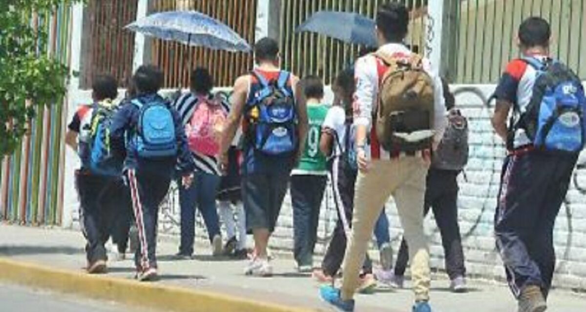 Evitar deserción escolar y el analfabetismo objetivo en 2026, adelantó Claudia Tello