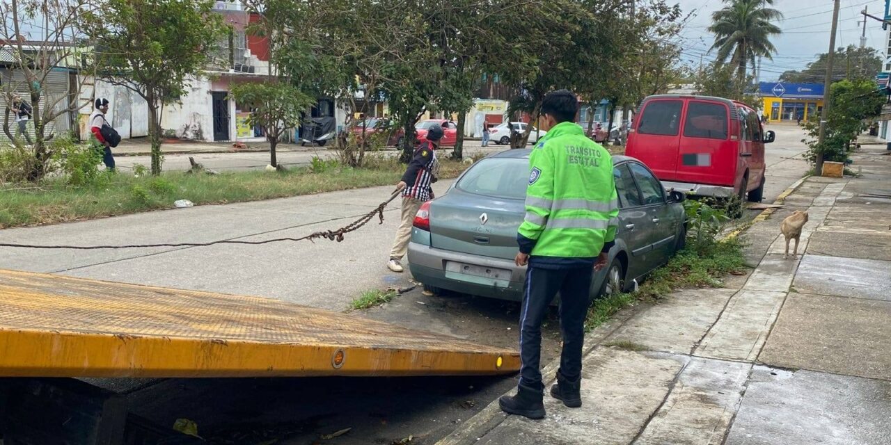 Retiran 35 autos abandonados en Coatzacoalcos y refuerzan operativos contra el desorden urbano