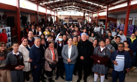Entrega SEV pantallas, mobiliario y material de mantenimiento a escuelas de Xalapa
