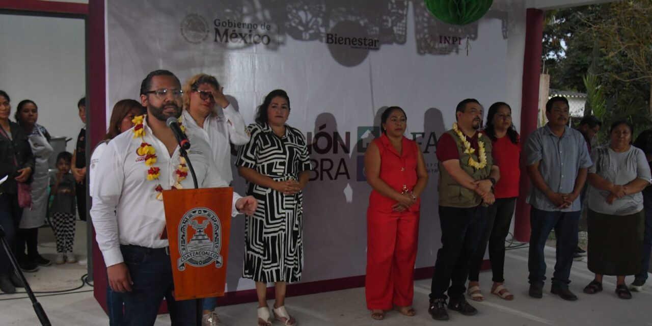 Acompaña Alcalde de Coatzacoalcos a delegado federal en entrega de tarjetas y obras comunitarias