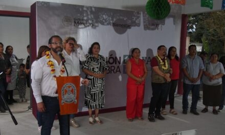 Acompaña Alcalde de Coatzacoalcos a delegado federal en entrega de tarjetas y obras comunitarias