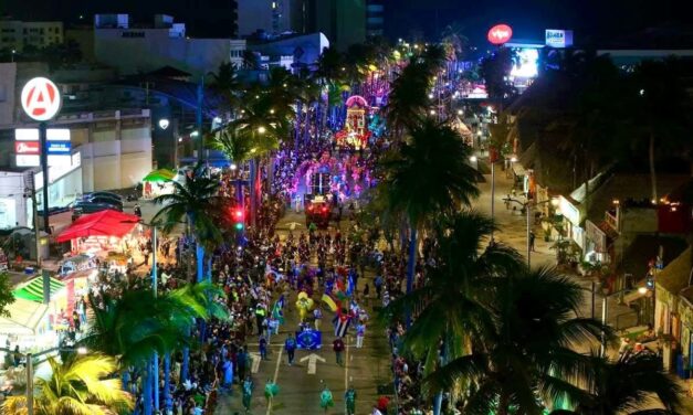 Veracruz abarrotado con el Segundo Desfile del Carnaval y la presentación musical de Christian Nodal