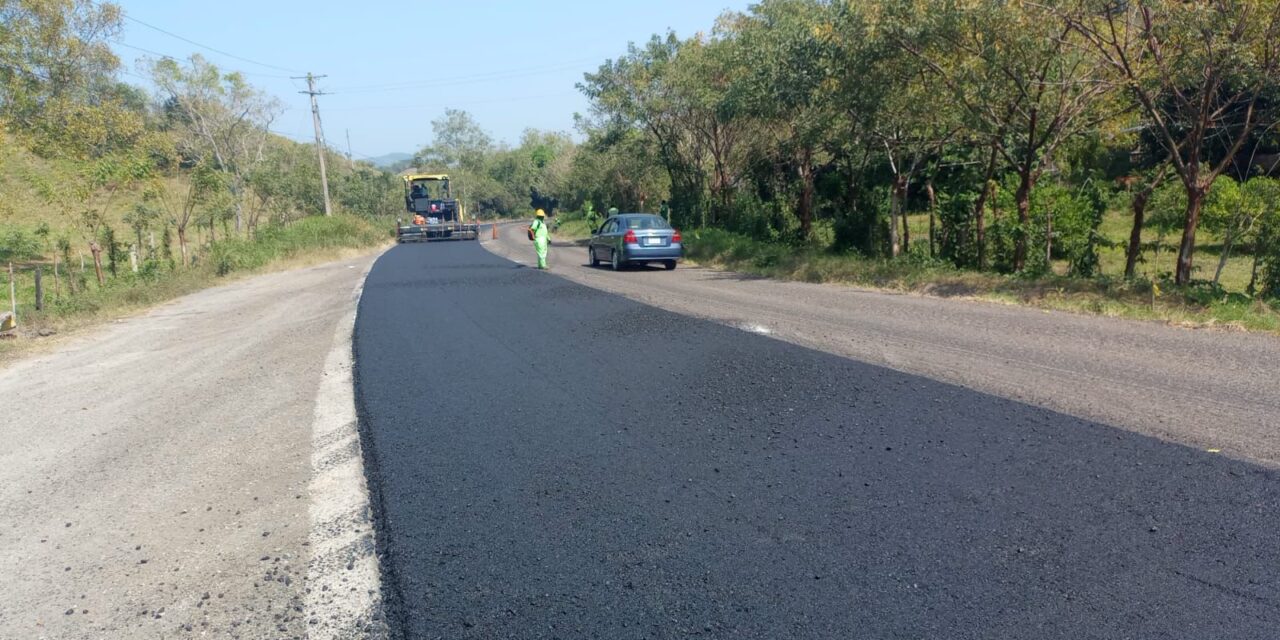 SICT utiliza trenes de pavimentación para dar mantenimiento a carreteras federales de Veracruz