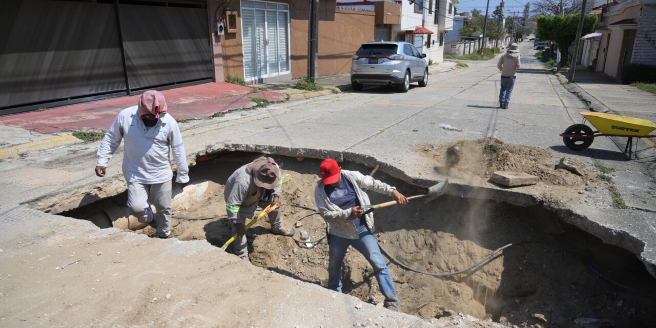 Gobierno de Coatzacoalcos intensifica mantenimiento integral en colonias y accesos principales